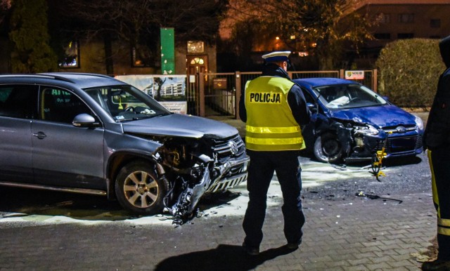 W wypadku, do którego doszło niespełna godzinę temu, brały udział dwa auta: ford i volkswagen. Ze wstępnych ustaleń policjantów wynika, że sprawcą zdarzenia był kierujący fordem, który poruszał się ulicą Łęczycką w kierunku Fordońskiej. Planował skręcić w lewo do pobliskiego marketu i nie ustąpił pierwszeństwa nadjeżdżającemu, ulicą Fordońską, volkswagenowi. >> Najświeższe informacje z regionu, zdjęcia, wideo tylko na www.pomorska.pl 