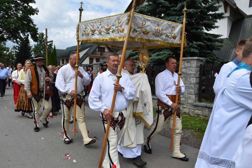 Zakopane. Procesja Bożego Ciała górali z turystami [ZDJĘCIA]