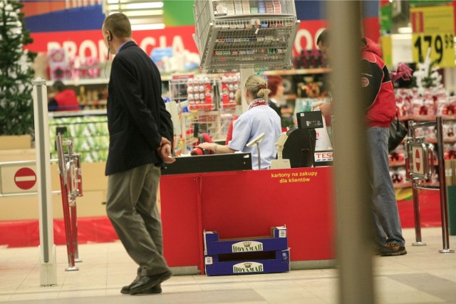 Kasjerzy boją się koronawirusa.Zobacz zdjęcia z hipermarketu Auchan z 12 marca 2020. Przesuwaj zdjęcia w prawo - naciśnij strzałkę lub przycisk NASTĘPNE