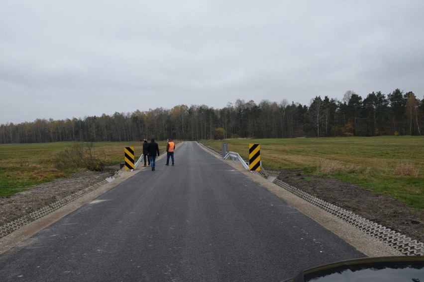 Zakończony pierwszy etap remontu ważnej drogi w gminie Mirzec. Zobaczcie jak się prezentuje pierwsze kilkaset metrów [ZDJĘCIA]