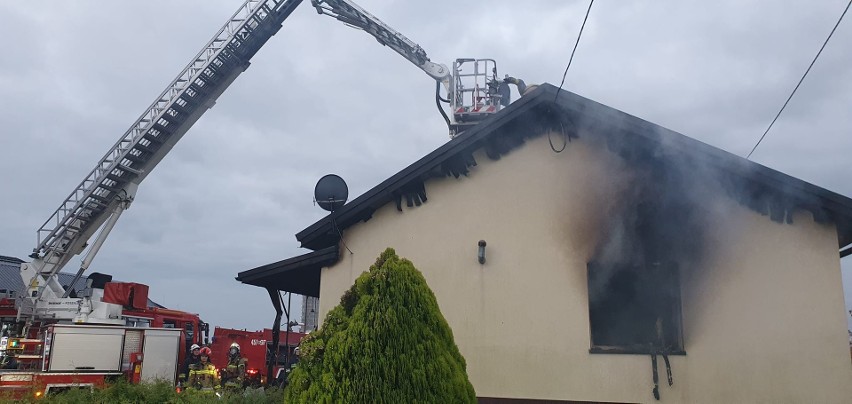 Pożar domu jednorodzinnego w Potencjanowie w gminie Błędów. Ogień pojawił się w kuchni, objął też poddasze