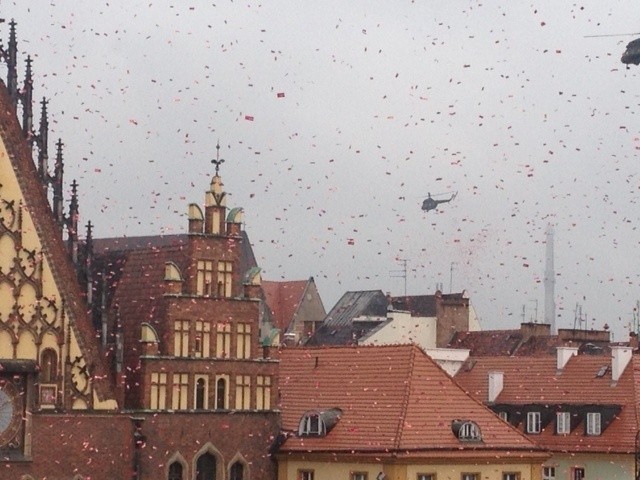 Wrocław: Helikoptery zrzuciły ulotki nad miastem. Kto je teraz posprząta? (ZDJĘCIA)