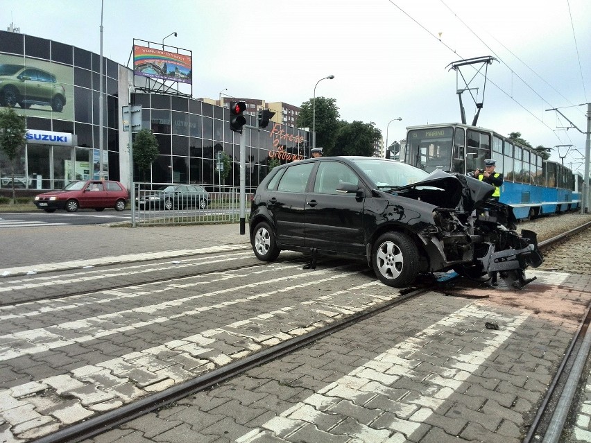 Wypadek na Bałtyckiej. Auto uderzyło w latarnię. Blokowało torowisko (ZDJĘCIA)