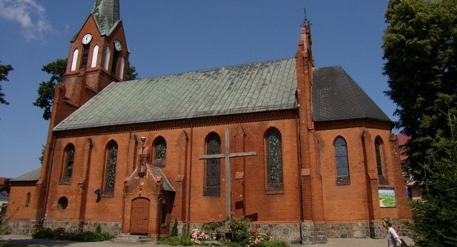 Dziewiętnastowieczny kościół NMP w Debrznie ma w środku elementy jeszcze z XVII w. Zachowały się też  fragmenty twierdzy.