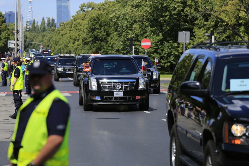 Warszawa: Utrudnienia w ruchu 2 września. Zamknięte ulice, zmiany w rozkładach jazdy komunikacji miejskiej