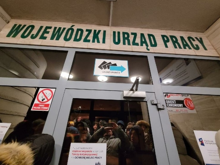 Całą noc czekali w kolejce do Wojewódzkiego Urzędu Pracy w Kielcach! Ludzie mówią o skandalu z wnioskami i tajemniczym busie z dokumentami
