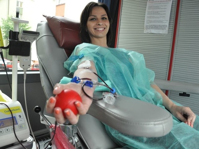 Uśmiechnięta urzędniczka była w środę jedną pierwszych osób, które zdecydowały się oddać swoją krew potrzebującym