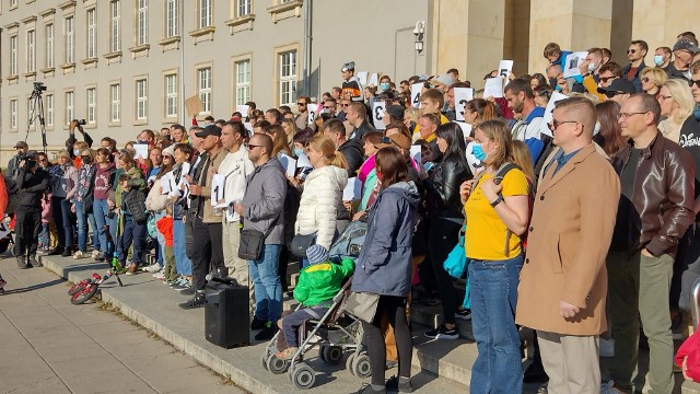 Protest cudzoziemców przed siedzibą Dolnośląskiego Urzędu Wojewódzkiego we Wrocławiu.