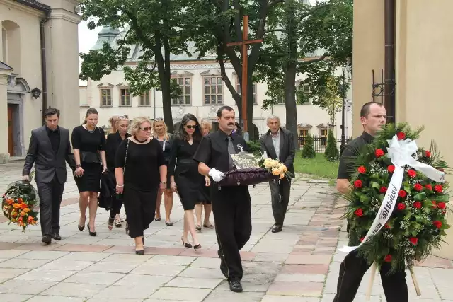W uroczystościach pogrzebowych wzięła udział Kyna Łęski, jedna z trzech córek architekta Tadeusza Łęskiego razem z kuzynką, Grażyną Łęską Baranowicz, tuż za urną.