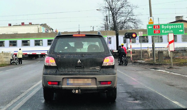 Problemem jest nie tylko stan drogi, również szlabany w Brzozie przy wjeździe na krajową DK 25.