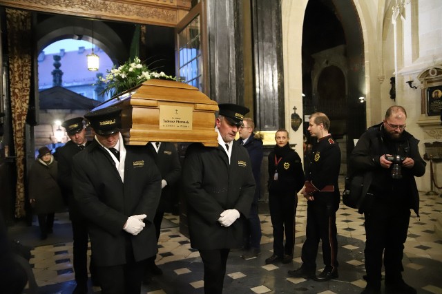 Pogrzeb biskupa Tadeusza Pieronka odbywa się w Krakowie 3 stycznia 2019