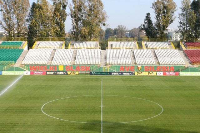 Stadion slask wroclaw. ulica oporowska. grafiti na trybunie otwartej oraz kiosk z pamiatkami slaska wroclaw obok kas biletowych. wroclaw slask wroclaw kibice trybuna grafiti otwarta oporowska mecz pilka nozna 08.10.2010 wroclaw gazeta wroclawska piotr wojnarowicz