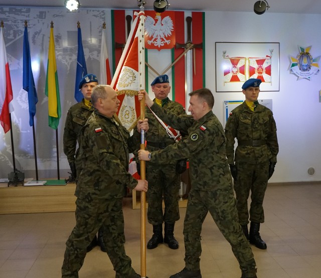 Przekazaniu obowiązków dowódcy towarzyszyło symboliczne przekazanie sztandaru 8. Koszalińskiego Pułku Przeciwlotniczego