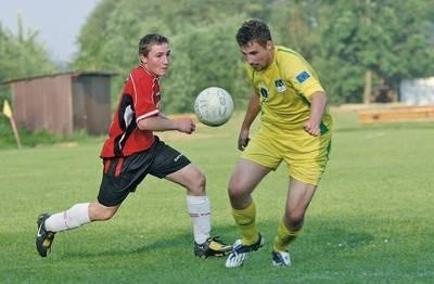 W pojedynku o piłkę Szymon Twardosz (z lewej, Granit) z Patrykiem Zepem z Bystrego Fot. Maciej Zubek