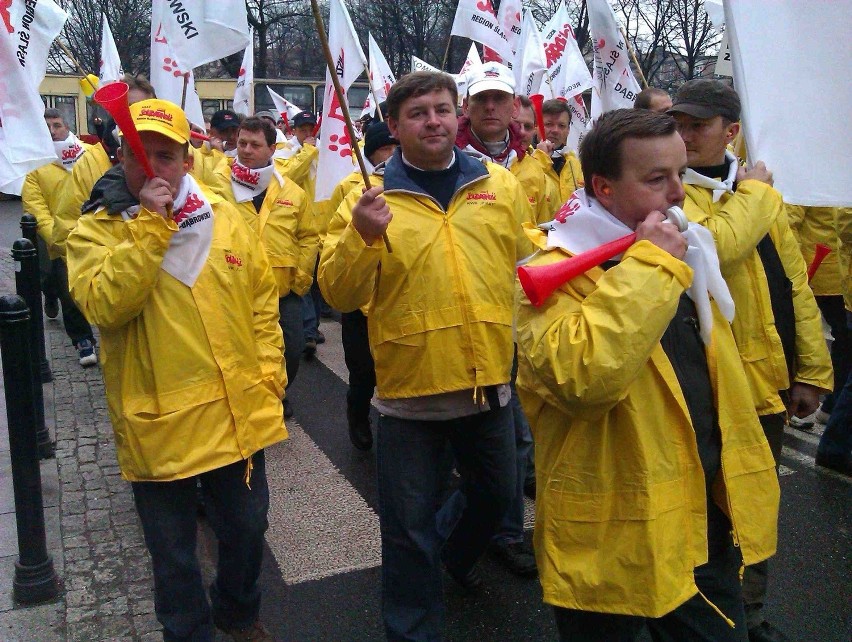 Katowice: Manifestacja górników zmierza pod urząd wojewódzki