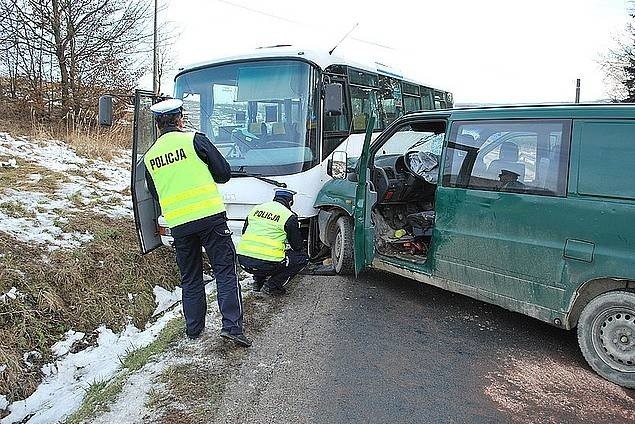 W Szklarach mercedes vito zderzył się z autobusem. 10 osób rannych