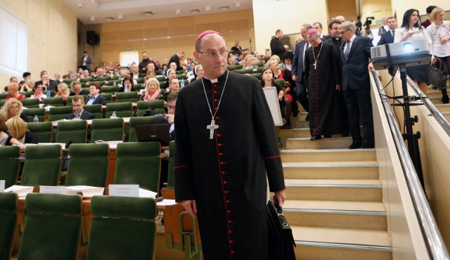 Arcybiskup Wojciech Polak, prymas Polski był w czwartek gościem konferencji w Rzeszowie: „Etos Jana Pawła II i kardynała Stefana Wyszyńskiego inspiracją do wychowania młodego pokolenia”.Powołując się na słowa kardynała tłumaczył, że „wychowanie młodego pokolenia jest wspólną sprawą całego społeczeństwa, świętym sprzysiężeniem zarówno rodziny, wychowawców, nauczycieli, państwa, kościoła...” - Takie patrzenie jest nam dziś konieczne. Współczesny młody człowiek wydaje się bowiem rozrywany między różne głosy, opinie, metody, poglądy. Arcybiskup mówił, że nie może być walki o wpływy i monopolu wychowania. - Będąc w szkołach przekładam tę myśl prymasa jako swego rodzaju ostrzeżenie przed schizofrenią. Dziecko nie może żyć w postawie schizofrenicznej, kiedy albo każdy ciągnie w swoją stronę albo rodzi się pokusa, że rodzice z procesu wychowawczego się wycofają lub mają taką nadzieję, że „produkt” (dziecko) zostanie obrobiony (w szkole) i oddany im ze znakiem jakości Q. Tak to, niestety, nie działa.Ogólnopolska konferencja dyrektorów, nauczycieli i rodziców szkół imienia Jana Pawła II i Kardynała Stefana Wyszyńskiego zorganizowali: podkarpacki kurator oświaty, Instytut Prymasowski Stefana Kardynała Wyszyńskiego, Stowarzyszenie Przyjaciół Szkół im. Kardynała Stefana Wyszyńskiego i Centrum Myśli Jana Pawła II.