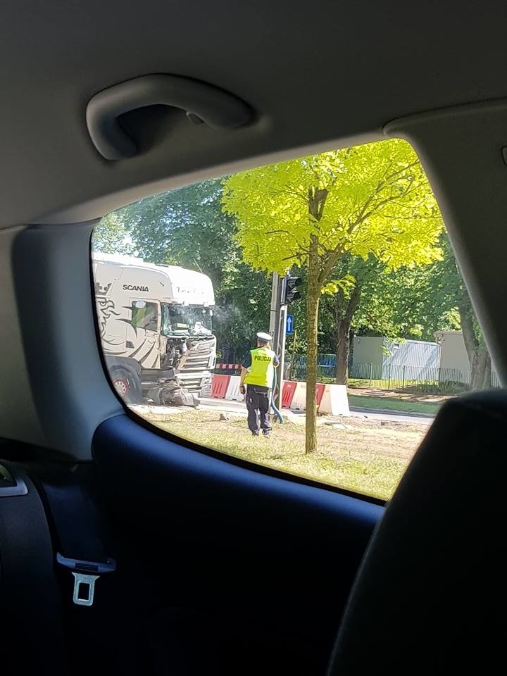 Kolizja na al. Wojska Polskiego w Szczecinie. Tramwaj zderzył się z tirem