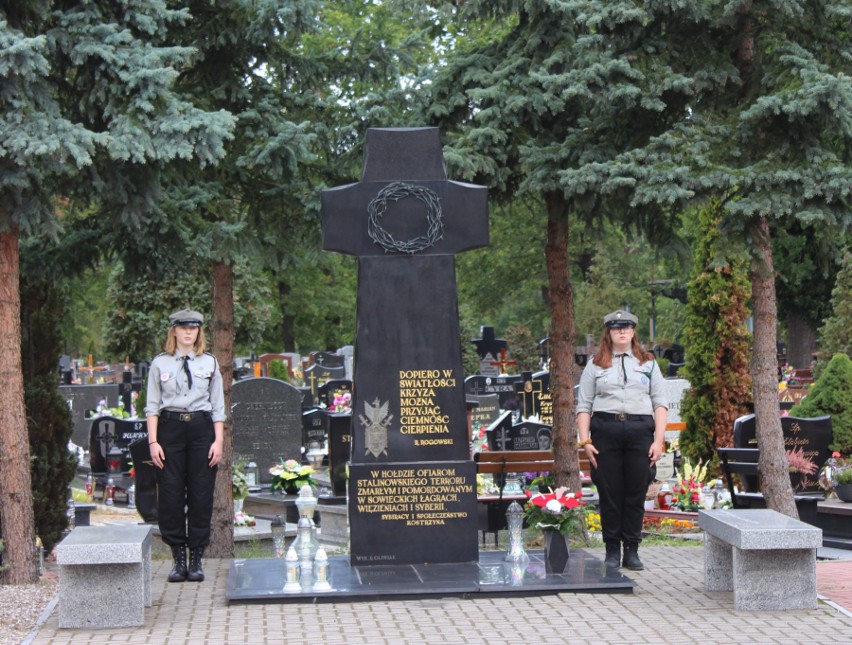 KOSTRZYN NAD ODRĄ. Mieszkańcy i uczniowie jak co roku oddali hołd Sybirakom. Był marsz ulicami miasta