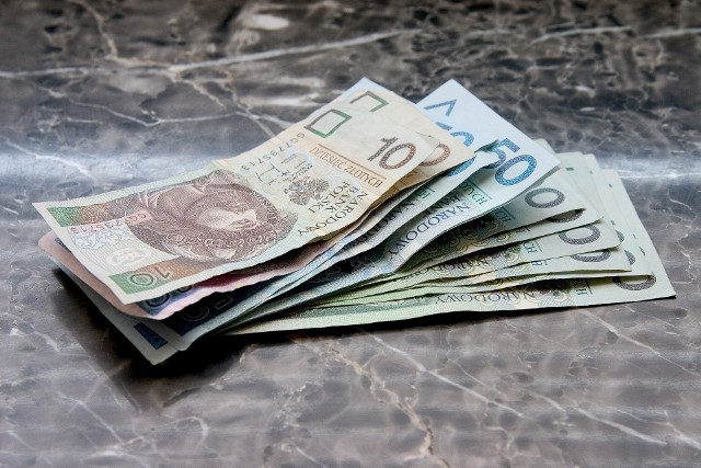 Polacy zarabiają miesięcznie średnio 3,4 tys. złotych netto. Tak wynika z danych GUS
