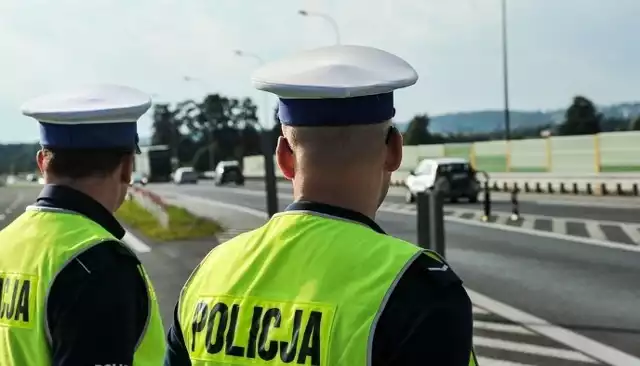 Policjanci kierują podróżnych na objazdy