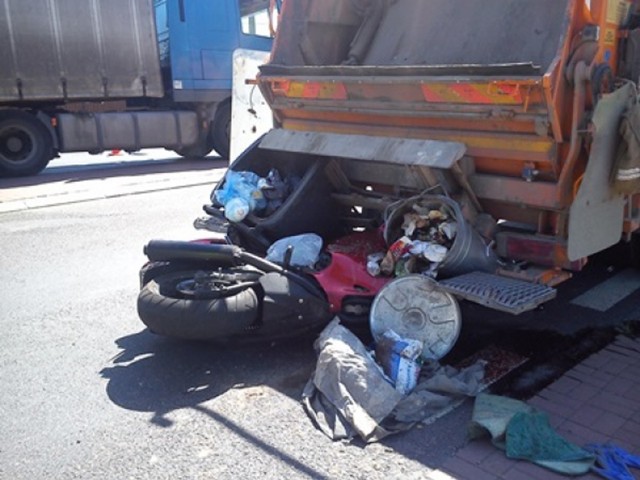 Łucka: Motocyklista wbił się pod śmieciarkę