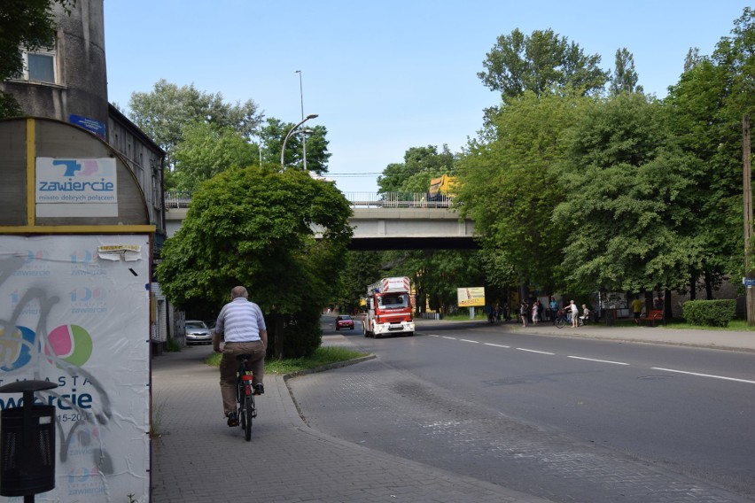 Zawiercie: Kawałek betonu spadł z wiaduktu. Trafił w samochód ZDJĘCIA