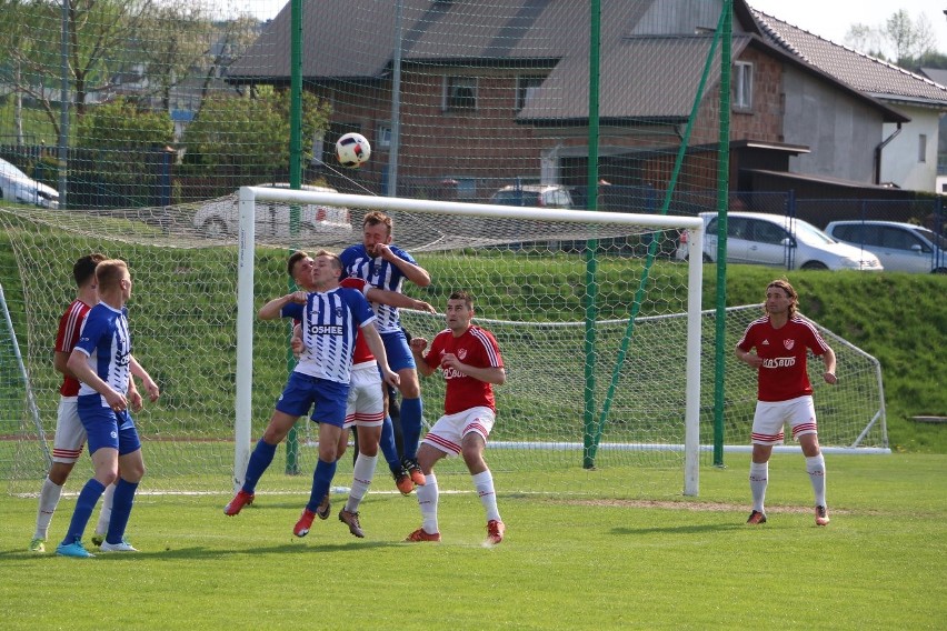 4 liga podkarpacka. Ostre strzelanie w Ropczycach. Błękitni Ropczyce - KS Wiązownica 2:6 [RELACJA, ZDJĘCIA]