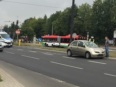 Kolizja na skrzyżowaniu ul. Mełgiewskiej z Frezerów. Jedna osoba w szpitalu (ZDJĘCIA)