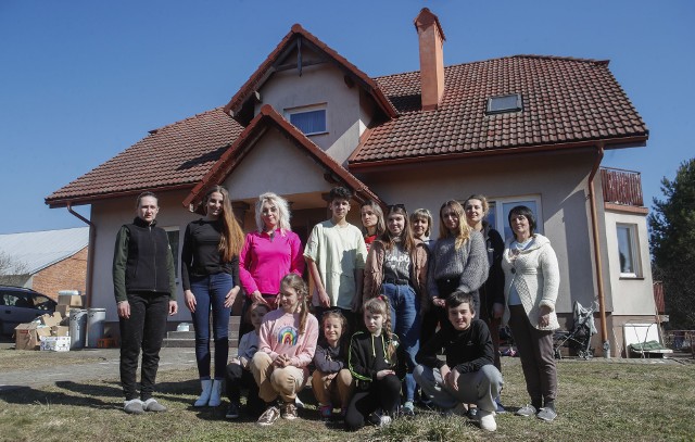 W domu w Orłach koło Przemyśla schronienie znalazły kobiety i dzieci. Każdego dnia uchodźcy mogą liczyć na pomoc i wsparcie 