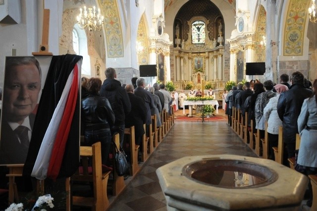 Mieszkańcy Mogilna podczas wspólnej modlitwy w klasztorze
