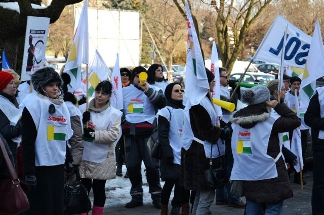 Demonstranci przed urzędem marszałkowskim w Zielonej Górze.