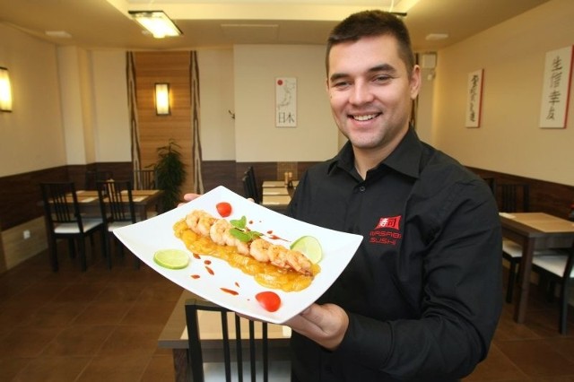 Tomasz Fałczyk, współwłaściciel restauracji Wasabi Sushi poleca smaczne zestawy obiadowe i dania na ciepło, które niedawno zagościły w menu lokalu.