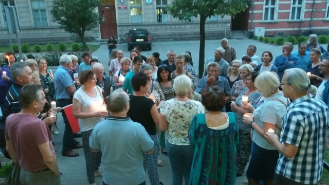 W czwartek wieczorem przed Sądem Rejonowym w Wąbrzeźnie zgromadziła się ponad setka mieszkańców, aby zaprotestować przeciw ustrojowym zmianom wprowadzanym przez Prawa i Sprawiedliwość.