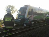 Czechowo. Samochód wjechał pod pociąg. Dwie osoby nie żyją (zdjęcia, wideo)