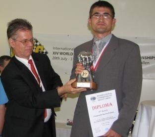 Marcin Chojnowski odbiera nagrodę za drugie miejsce.