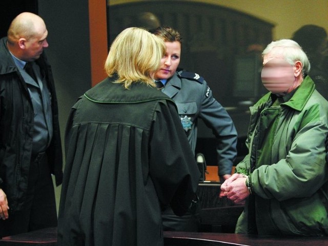 Wczoraj słupski sąd ogłosił wyrok. Marian M. (na zdjęciu w kajdankach) został skazany na trzy lata, a Danuta M. na osiem miesięcy za śmiertelne pobicie swojej znajomej w sierpniu ubiegłego roku. 