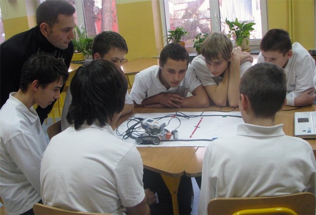 Wasilkowscy gimnazjaliści pod okiem Jakuba Niewiarowskiego, studenta Politechniki Białostockiej, konstruowali robota. Potem testowali jego różne możliwości.