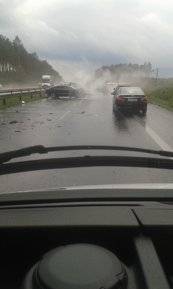 Kraksa na "trójce". Auto uderzyło w bariery energochłonne