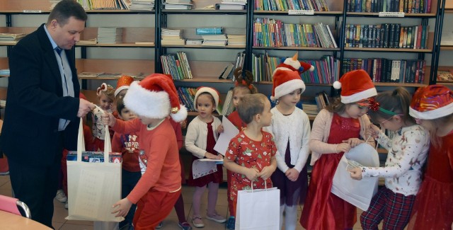 Wójt Gminy Stary Brus Paweł Kołtun wręczył dzieciom i młodzieży nagrody za udział w konkursie świątecznym.