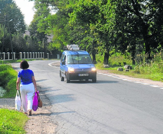 Brak chodników, zatok autobusowych, oświetlenia i poboczy sprawia, że chodzenie ulicą Wrony jest bardzo niebezpieczne 