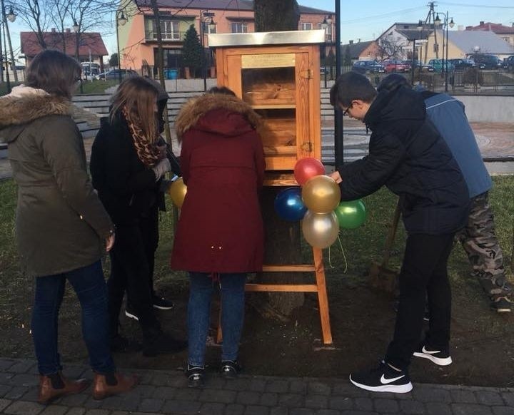 Na rynku w Osieku założono bibliotekę bookcrossingową. Lubisz czytać książki? Skorzystaj