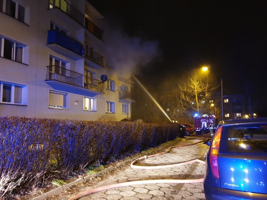 Tragiczny pożar w Gliwicach przy Racławickiej. Zginęła kobieta. Biegły ma ustalić, jak doszło do wybuchu ognia