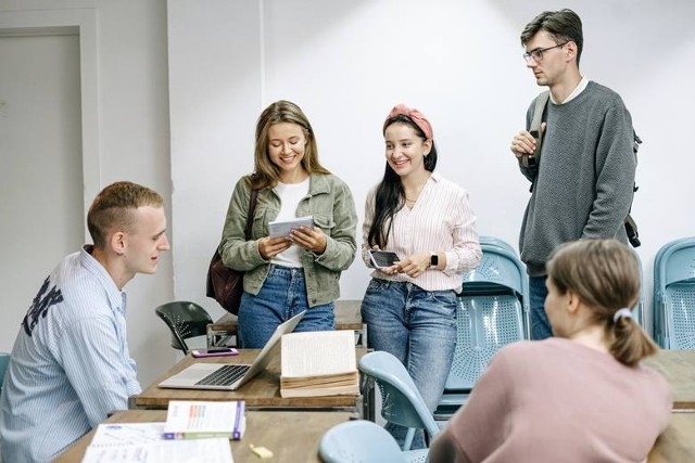 Jaką szkołę wybrać i na jaki kierunek się zdecydować? Przed takim dylematem stoją tegoroczni absolwenci szkół podstawowych.