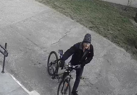Kryminalni z bydgoskich Wyżyn prowadzą postępowanie w sprawie kradzieży roweru. Policjanci zbierają informacje mogące przyczynić się do identyfikacji osoby na zdjęciach.