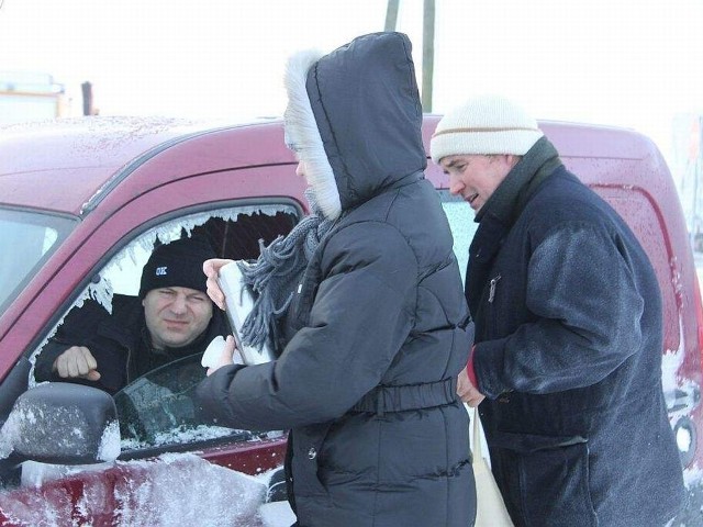 Joanna i Piotr Rucińscy ze Strzelna oferowali przemarzniętym kierowcom gorące napoje.