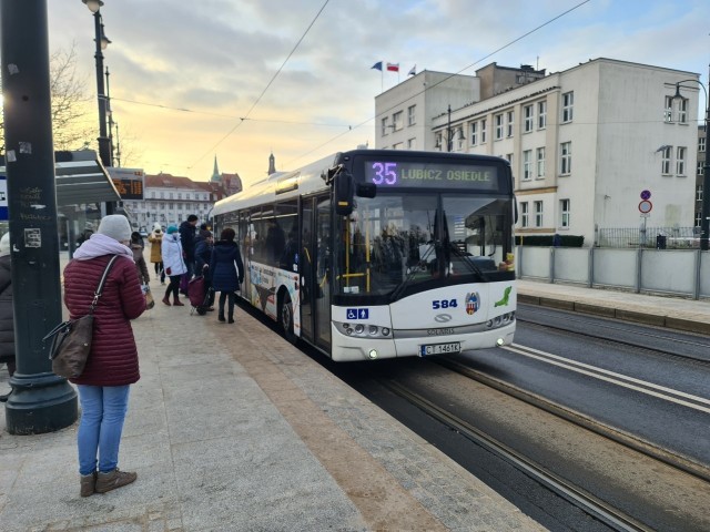 Autobus linii nr 35 na przystanku przy al. Solidarności