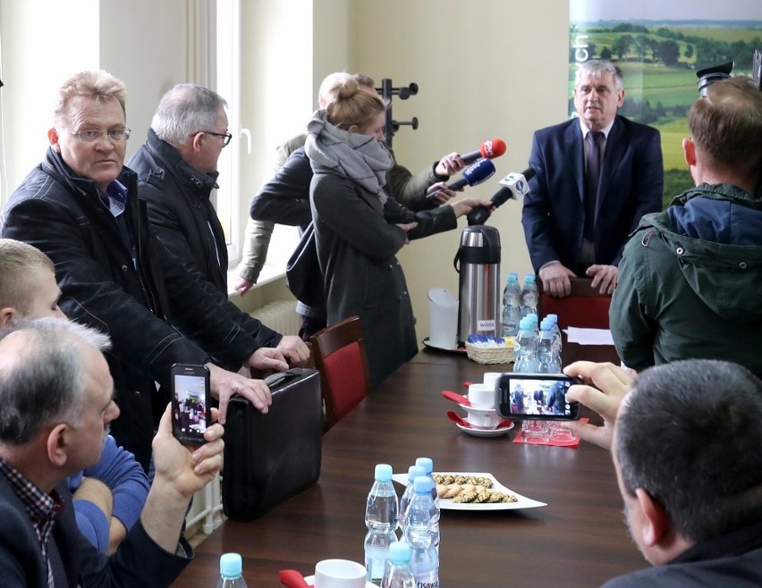 Ciągniki przed siedzibą ANR. Protest rolników w Szczecinie [ZDJĘCIA, WIDEO]