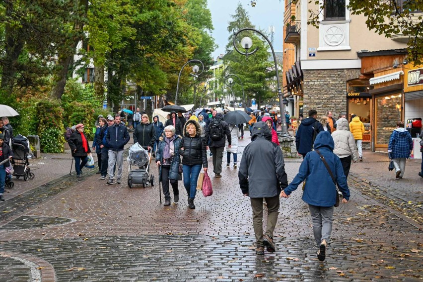 Zakopane. Październik, a tu takie tłumy na Krupówkach. W górach sezon nigdy się nie kończy 