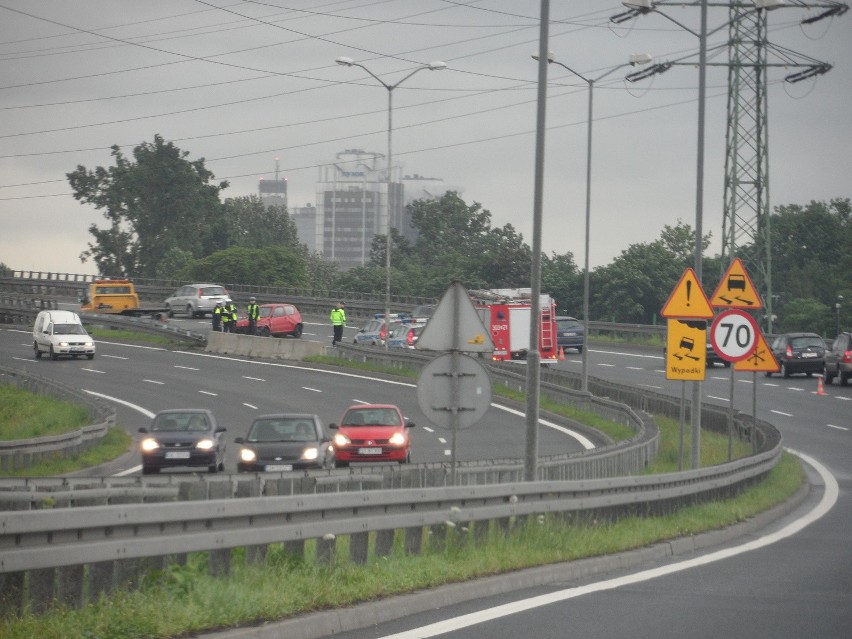 Wypadek na DTŚ w Katowicach. Kobieta uderzyła w barierkę [ZDJĘCIA]